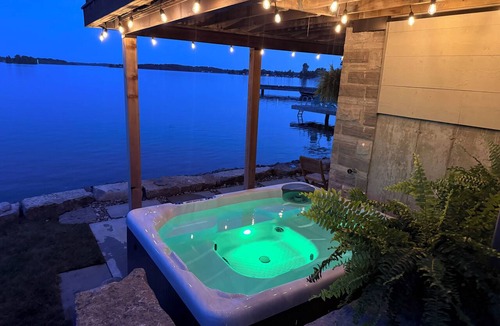 South Glengarry Cottage | Luxurious Riverfront Retreat, Dock, Beach, Hot tub
