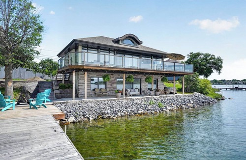South Glengarry Cottage | Luxurious Riverfront Retreat, Dock, Beach, Hot tub