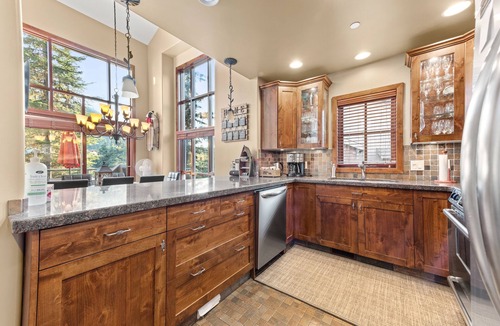 Sun Peaks House | Luxurious & Spacious 4 Bdrm+Bonus Room Townhouse,Ski-in/Ski-out, HotTub,BBQ,View