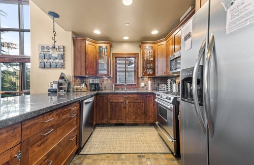 Sun Peaks House | Luxurious & Spacious 4 Bdrm+Bonus Room Townhouse,Ski-in/Ski-out, HotTub,BBQ,View