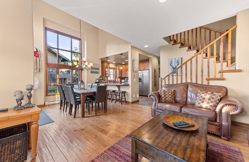 Sun Peaks House | Luxurious & Spacious 4 Bdrm+Bonus Room Townhouse,Ski-in/Ski-out, HotTub,BBQ,View