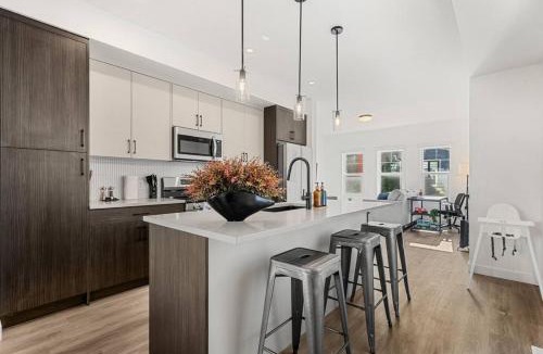Springbank Hill House | Luxurious Townhome in Aspen with King Bed Large Dining Area and Sleeps 8