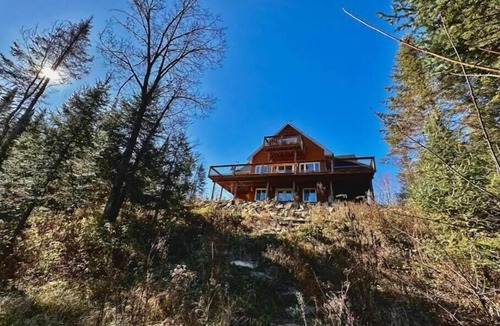 Namur House | Luxurious Waterfront 6 BDRM Chalet w/Billiards, Game Room & Unforgettable Views