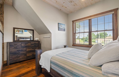 Margate Cottage | Luxurious Waterfront Loft