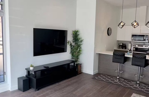 Whyte ave Apartment | Luxury 1BR suite, 10 ft ceiling, 5 mins from Dt