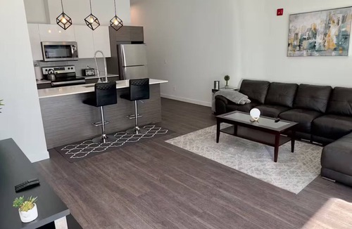 Whyte ave Apartment | Luxury 1BR suite, 10 ft ceiling, 5 mins from Dt