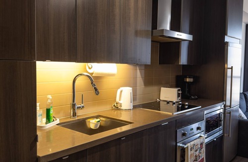 Fashion District Hotel | Luxury 2 Beds with Lakeview near CN Tower, Scotia Arena & FREE PRIVATE PARKING