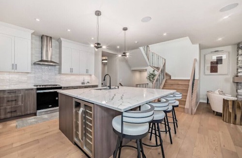 Cranston House | Luxury 3BDR Haven: Ideal for Family & Group Escape