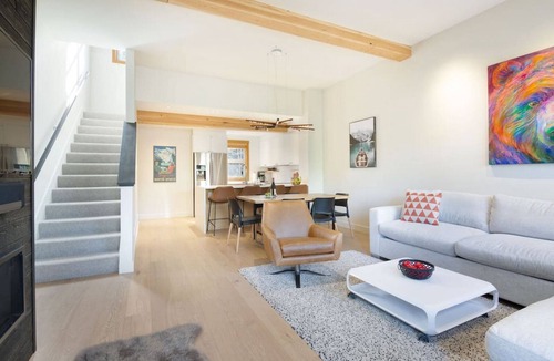Upper Village Villa | Luxury 3BR Chalet- Private Hot Tub, Ski-in/Ski-out