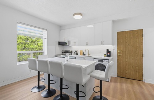 Parkdale Apartment | Luxury 4BR 2Bath Apartment in Downtown Toronto
