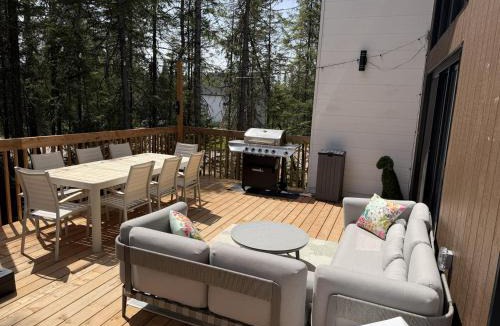 Shannon Villa | Luxury 4BR Chalet Hot Tub & Sauna Sleeps 12