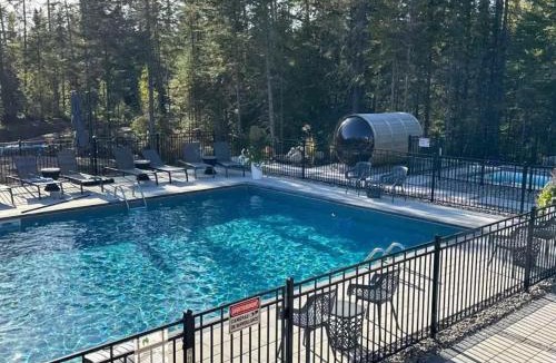 Shannon Villa | Luxury 4BR Chalet Hot Tub & Sauna Sleeps 12