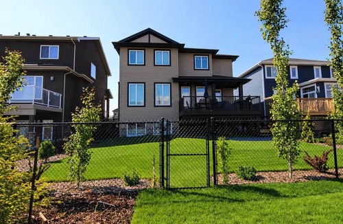 St. Albert House | Luxury 4BR Retreat | 3.5 Baths | A/C | Fireplace & Patio