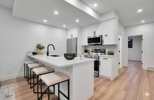 Killarney House | Luxury 6BR/5.5BA w/2 Private Suites-Back Yard/AC
