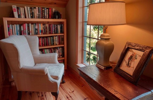 Villa des Bois Ski Chalet | Luxury Charming Private Waterfront Property & Close to Ski/Golf (10min)