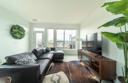 Shaganappi House | Luxury city skyline view new townhome right by golf course