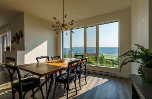 Baie-St-Paul Apartment | Luxury Coffee Bean Condo - Pool & Stunning View