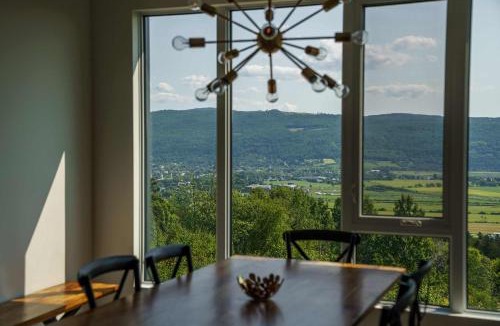 Baie-St-Paul Apartment | Luxury Coffee Bean Condo - Pool & Stunning View
