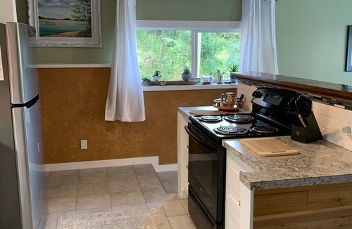 North Cowichan House | Luxury Cottage with Hot Tub