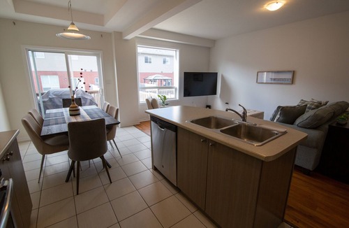 Stoney Creek House | Luxury Curated Stay – Steps from Lake Ontario