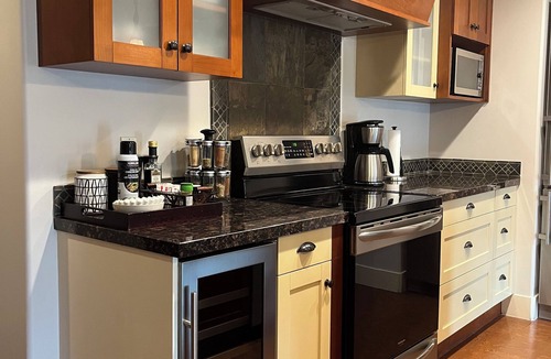 Canmore Condo | ❤️🌲Luxury Escape w/Superb Views for 6☀️Indoor Pool & Hot Tub☀️