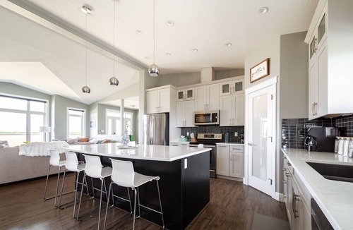 Leduc County House | Luxury Farmhouse Retreat Sleep 16 Patio AC