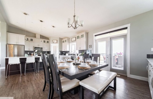 Leduc County House | Luxury Farmhouse Retreat Sleep 16 Patio AC
