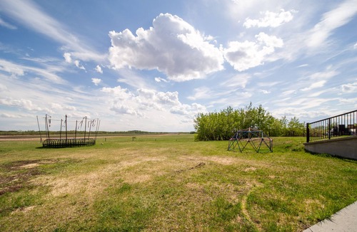 Leduc County House | Luxury Farmhouse Retreat Sleep 16 Patio AC