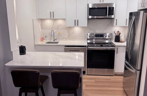Canyon Heights Apartment | Luxury Garden Suite at Grouse Mountain with AC