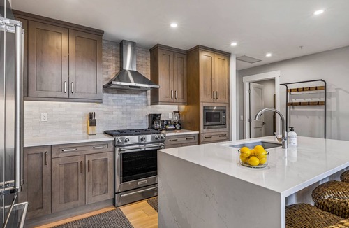 Canmore Condo | Luxury Great Views Hot Tub TWO Parking Stalls!