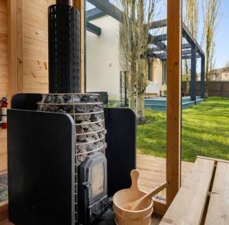 Cranston House | Luxury Haven | Pool | Hot Tub & Sauna |Outdoor BBQ