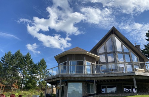 Novar Cottage | Luxury Lakeview Dream Cottage with Hot Tub