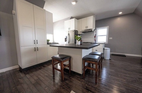 Clairmont Apartment | Luxury Loft- WIFI | Smart TV | Kitchen Essentials
