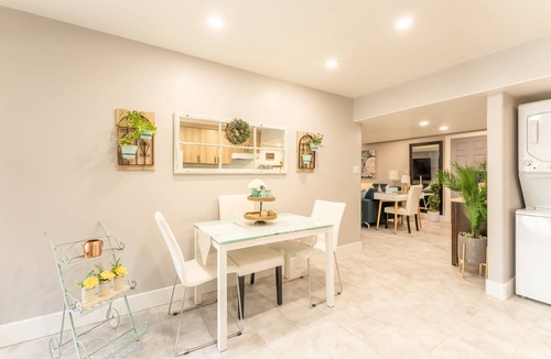 Osoyoos House | Luxury, Private Home with Pool & Hot Tub, near Golf Course and Beach!