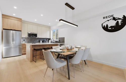 Renfrew House | Luxury Retreat | Rooftop | Movie Room | Sleeps 12