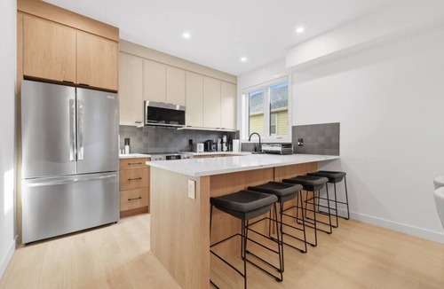 Renfrew House | Luxury Retreat | Rooftop | Movie Room | Sleeps 12