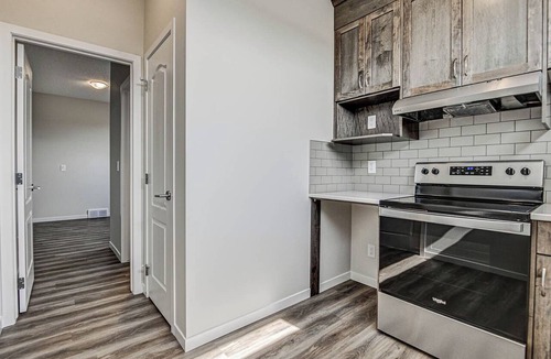 Southeast Calgary House | Luxury Single Suite with a closet, ensuite bathroom&laundry&dining space&kitchen