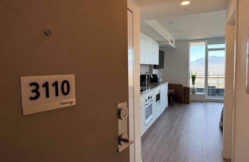 Surrey Condo | Luxury Sky view Condo w/Balcony , Central Surrey