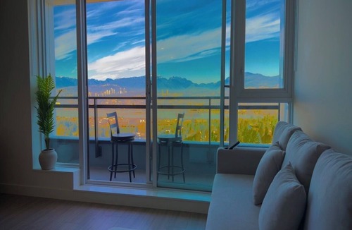 Surrey Condo | Luxury Sky view Condo w/Balcony , Central Surrey