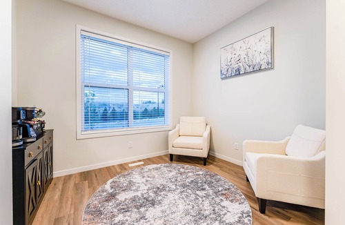Calgary House | Luxury Spacious 3BR Retreat | King Bed | Fast WiFi | Free Parking | Near Shops