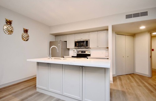 Oro-Medonte Condo | Luxury Suite, Full Kitchen, Heated Pool