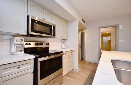 Oro-Medonte Condo | Luxury Suite, Full Kitchen, Heated Pool