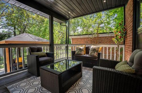 Willowdale Apartment | Luxury Toronto Stay with BBQ, Gazebo, Games & Parking