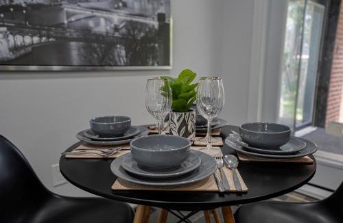 Willowdale Apartment | Luxury Toronto Stay with BBQ, Gazebo, Games & Parking