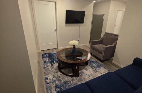 Springbank Hill Apartment | Luxury walkout suit in Aspen