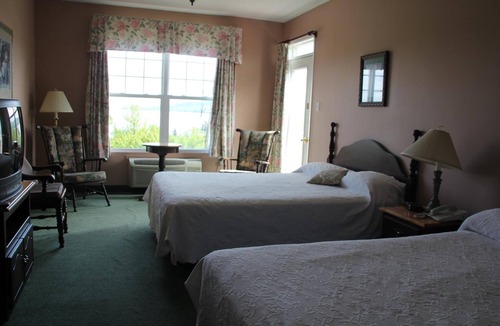 Baddeck Hotel | Lynwood Inn
