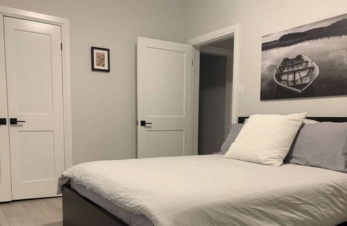 Kensington Market Apartment | Madison Room (Shared Kitchen/Bathroom)