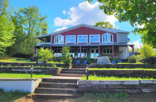 Saint Donat House | Maison du lac avec plage, embarcations, billard et spa privé