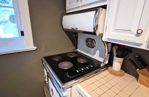 Ste Petronille House | Maison du quai: Heritage Home 1878 with Hot Tub & Fireplace