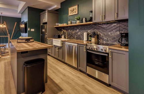 Vieux-Quebec-Cap-Blanc-colline Parlementaire Hotel | Majestic Designer Apartment | Luxury in the Heart of Old Quebec